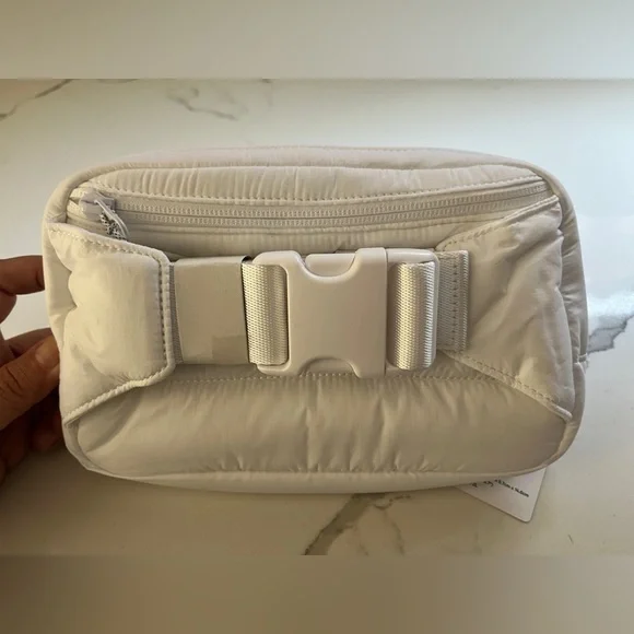 Lululemon Everywhere Belt Bag Large 2L Wunder Puff in White - Picture 7 of 10